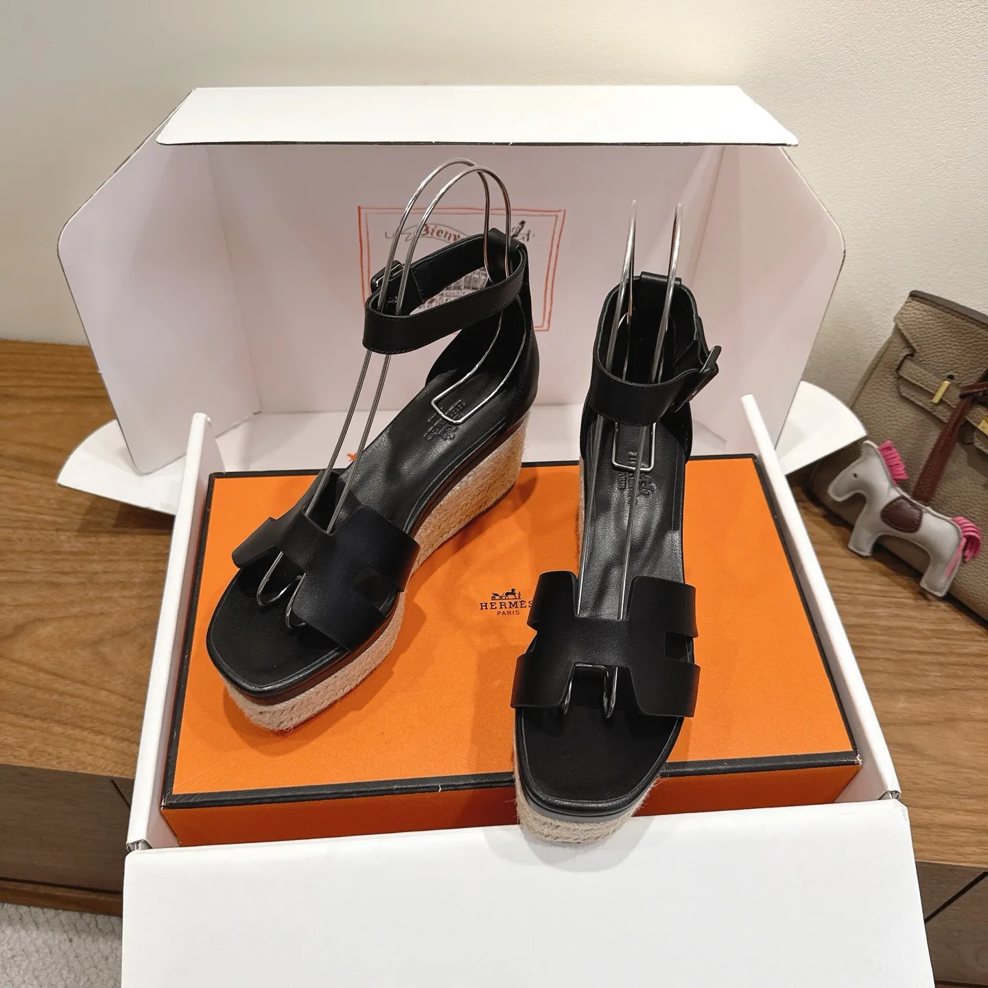 👟👟Ex-factory price 720👟👟 Hermes... a Eclair 2025 new color + popular series, the version is super positive, with a certain thickness, which makes the legs longer! Breathable, comfortable calfskin, spring and summer color matching, this item is both beautiful and comfortable! Channel supply code size: 35-39 can be ordered as 40.41 with airplane box ➕20